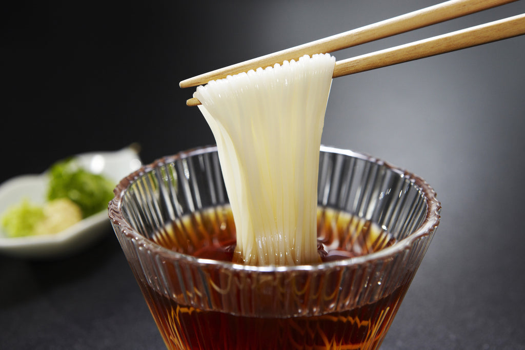 　【揖保乃糸 めんつゆセット】（品番）MI-300　（内容量）【特級品】 250ｇ（50ｇ×5束）×2  麺つゆ（4倍濃縮） 200ｍｌ×2本