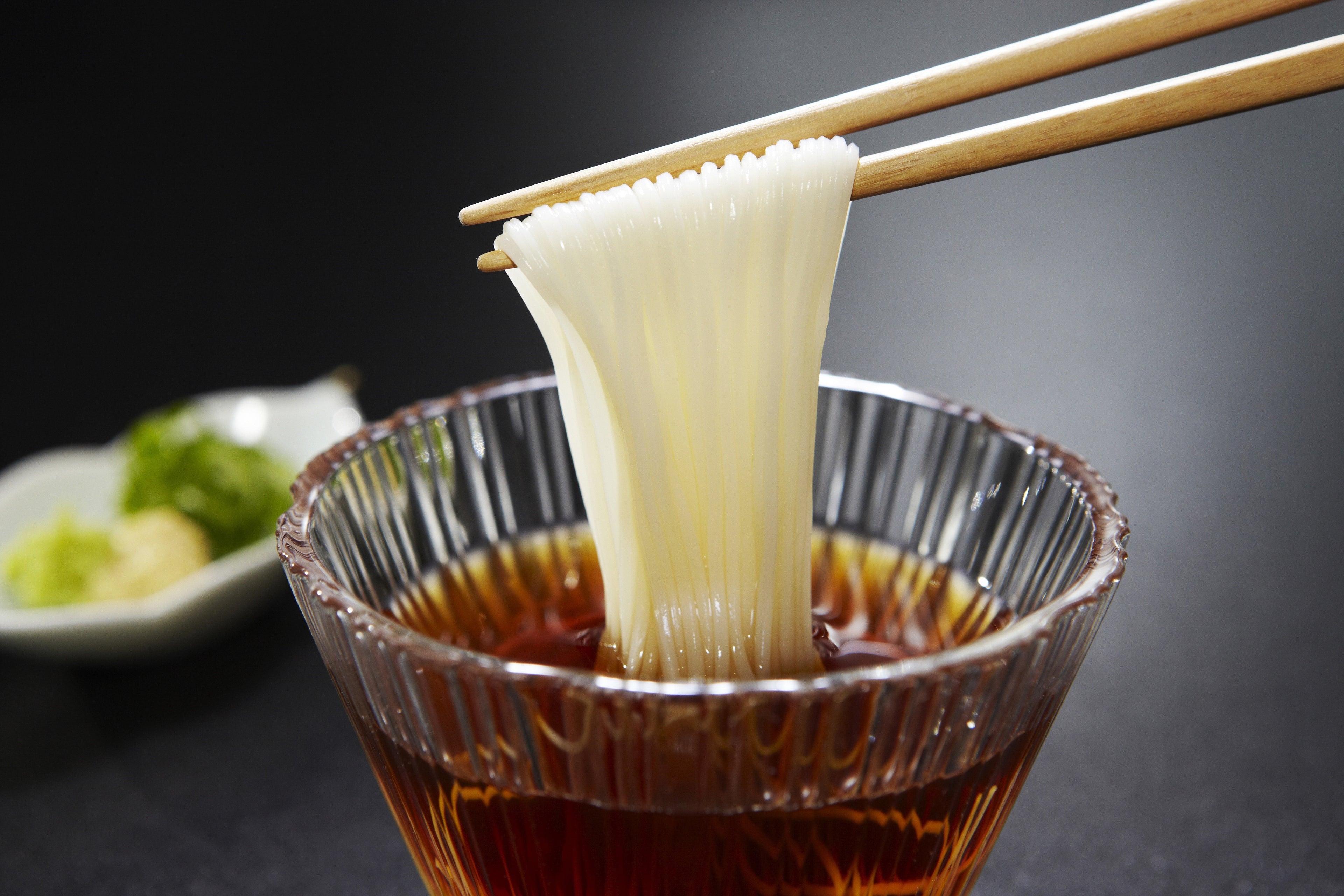 　【揖保乃糸 めんつゆセット】（品番）MI-300　（内容量）【特級品】 250ｇ（50ｇ×5束）×2  麺つゆ（4倍濃縮） 200ｍｌ×2本